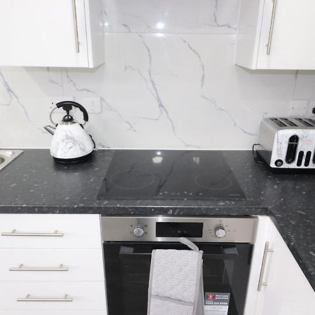 1 Bed Flat, Airport Pick, Drop Available Fibre Broadband, New, Washer Dryer, 10 Mins From City Centre Dartford Exterior photo